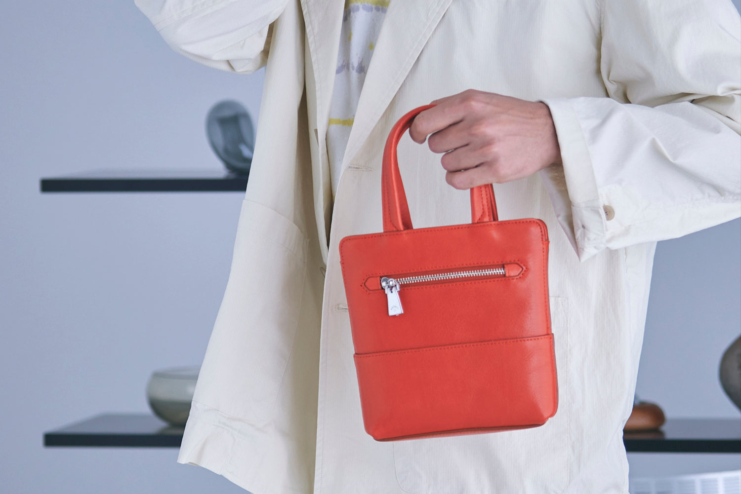 【提案】派手すぎない華やかさ。コーデに効く“レッドorオレンジ”の差し色バッグ
