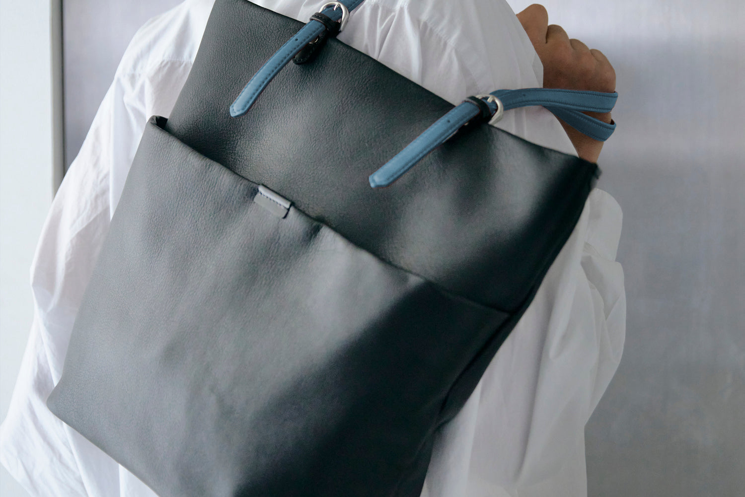 【提案】レザー=重い? その先入観を超えてくるアニアリバッグ