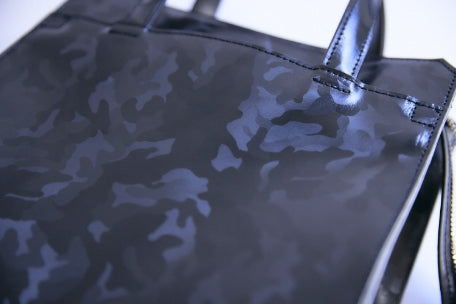 カモフラージュの頭文字”C”を名付けた「C-Film Leather」。