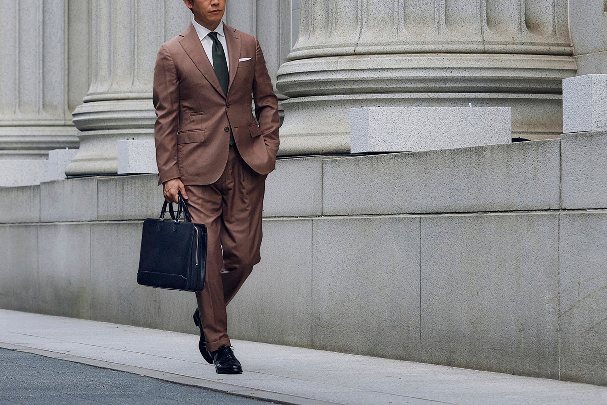 【提案】スーツを格上げする、スマートなブリーフバッグ